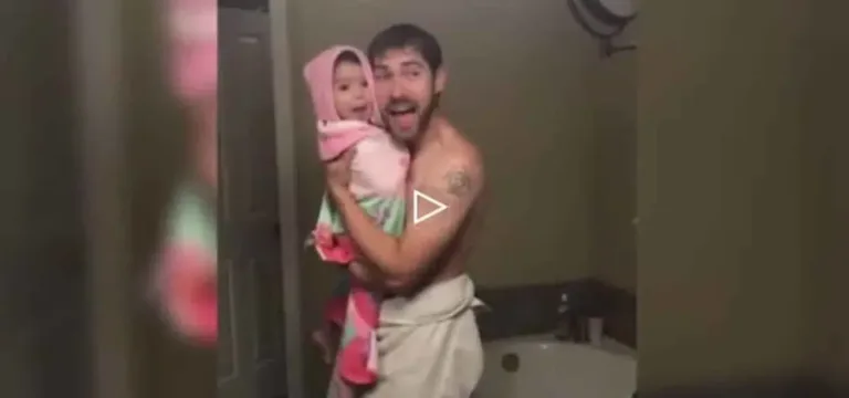 Kleine Tochter singt mit ihrem Daddy vor dem Badezimmerspiegel