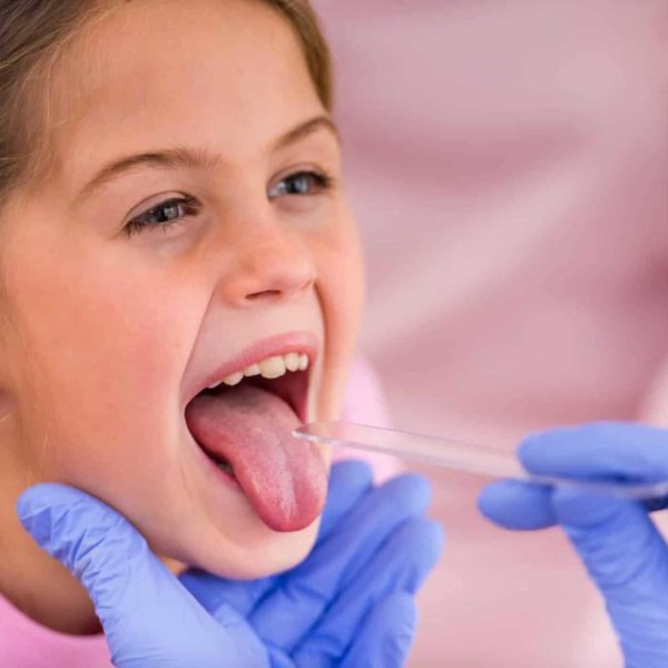 Mädchen streckt beim Kinderarzt die Zunge raus