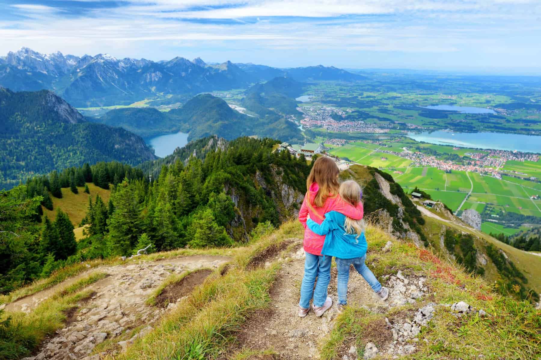 Kinder genießen Aussicht von einem Berg