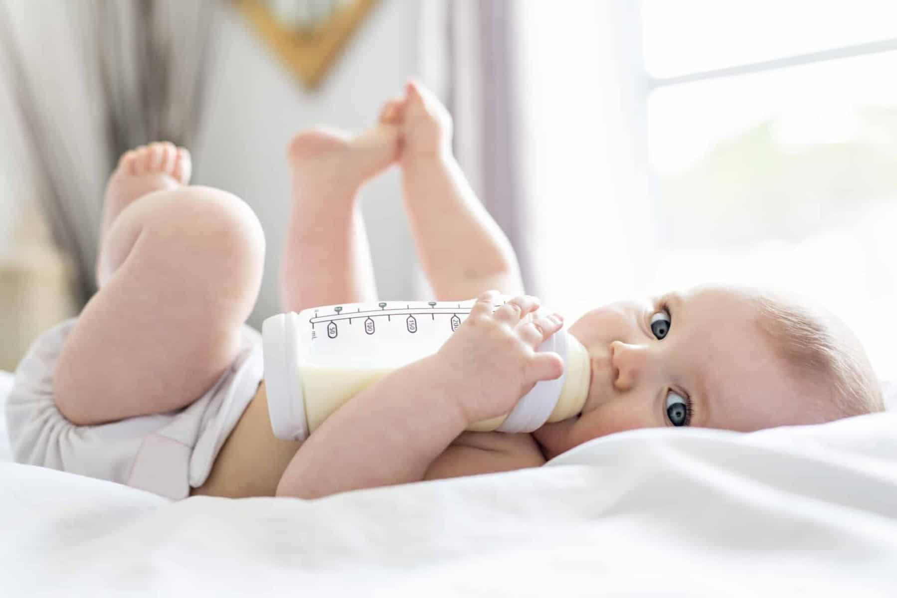 Baby mit Trinkflasche
