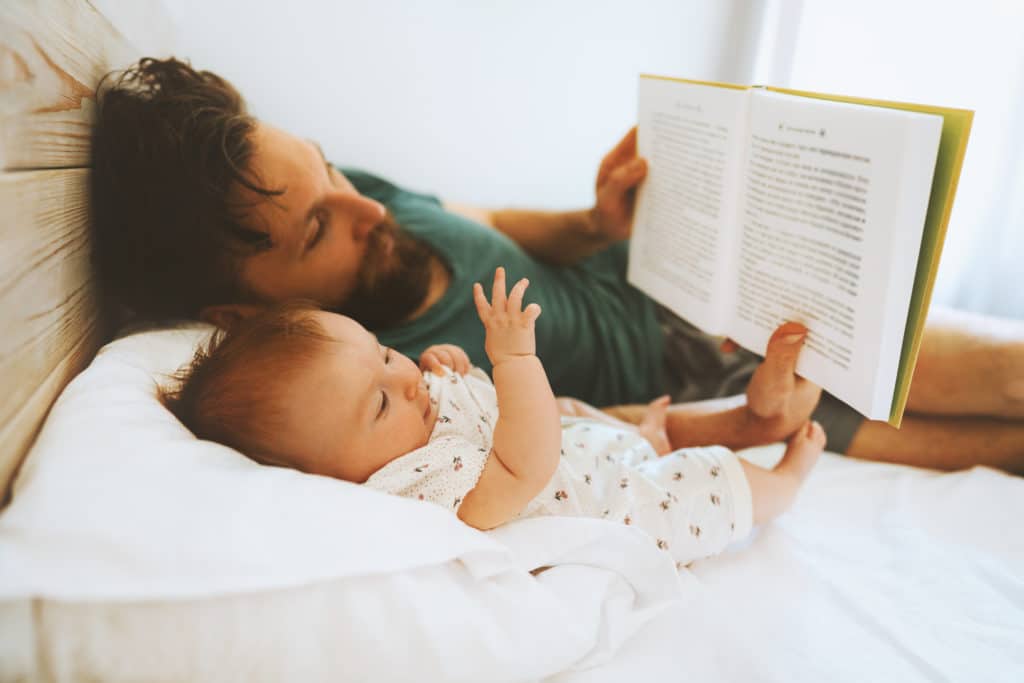 Papa und Baby im Bett