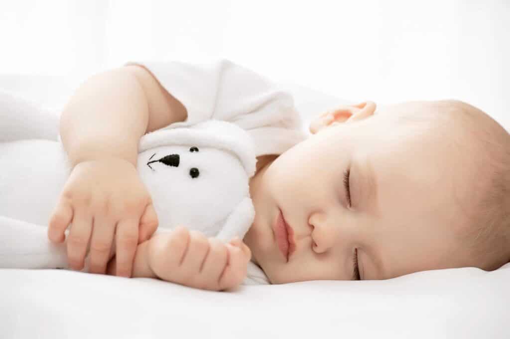 Schlafendes Baby mit Kuscheltier
