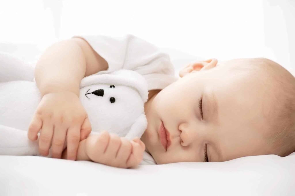 Schlafendes Baby mit Kuscheltier