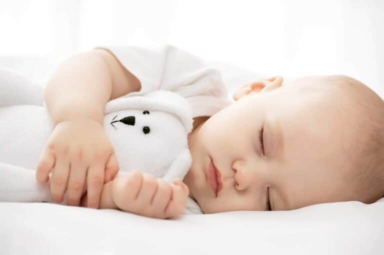Schlafendes Baby mit Kuscheltier