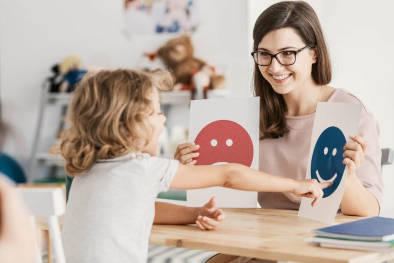 Bei Mädchen mit Autismus, sind Sprachprobleme nicht so ausgeprägt, wie bei Jungen