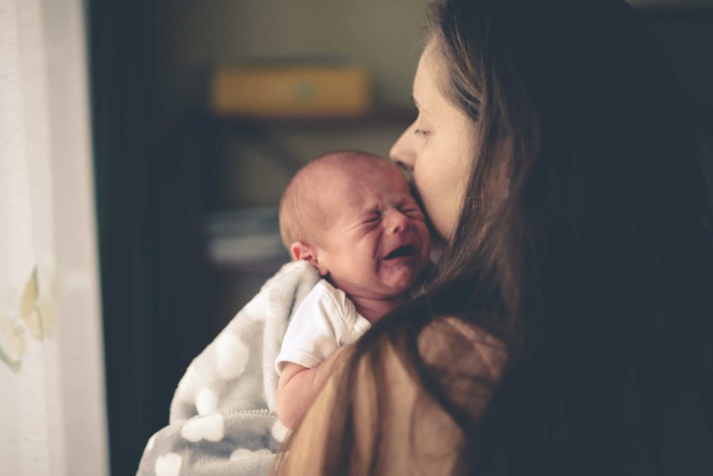 Baby schreit auf Mamas Arm