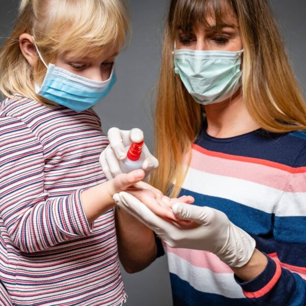 Handdesinfektionsmittel Mutter und Kind