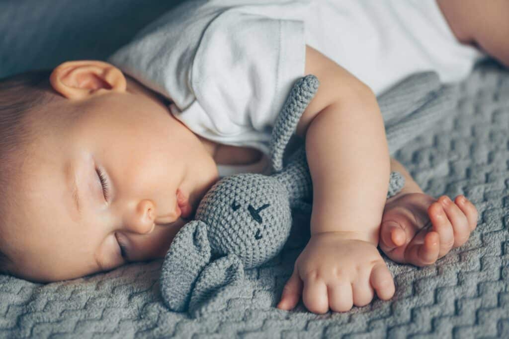 Schlafendes Baby mit Kuscheltier