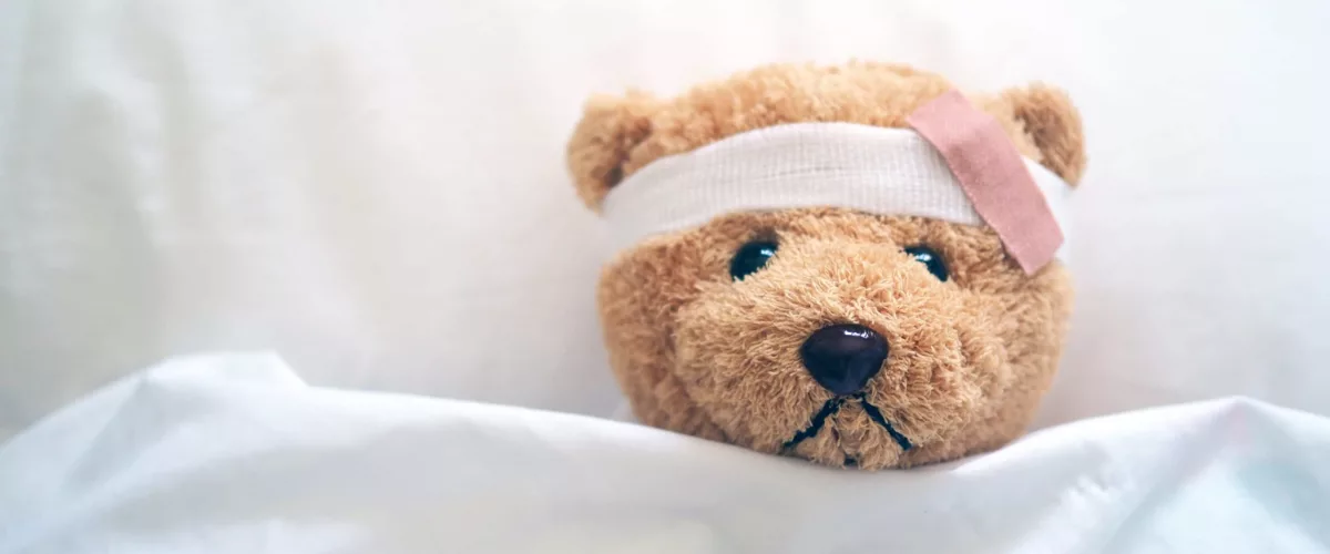 Teddybär krank im Bett