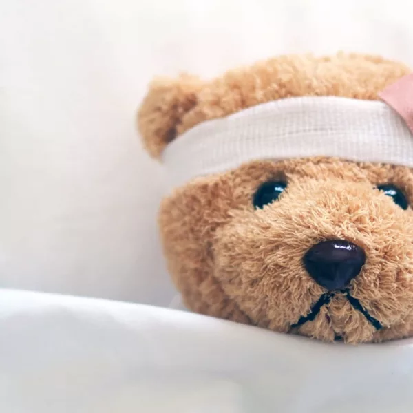 Teddybär krank im Bett