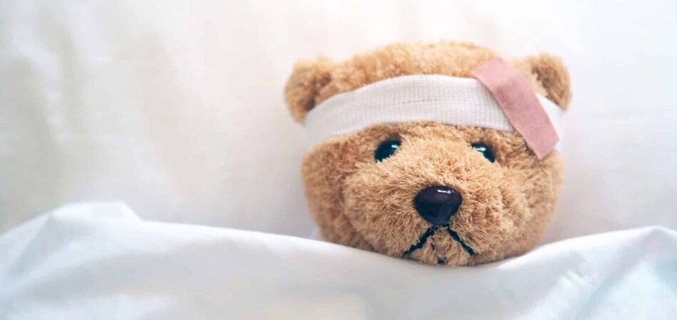 Teddybär krank im Bett