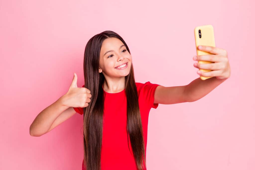 Mädchen macht Selfie mit Smartphone