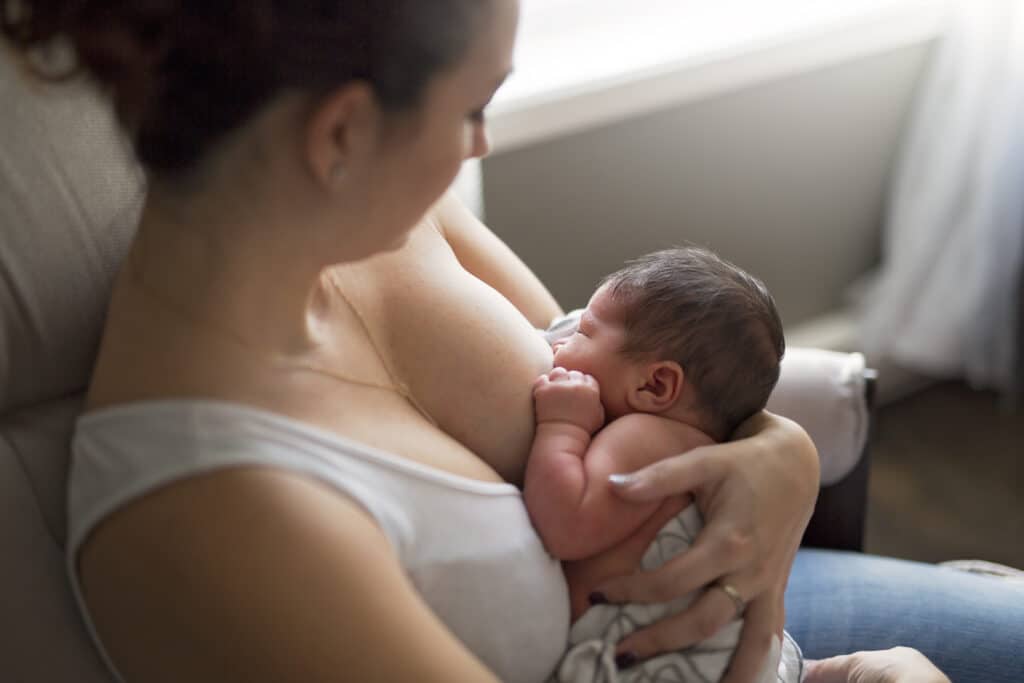 Mutter stillt ihr Baby an der Brust.