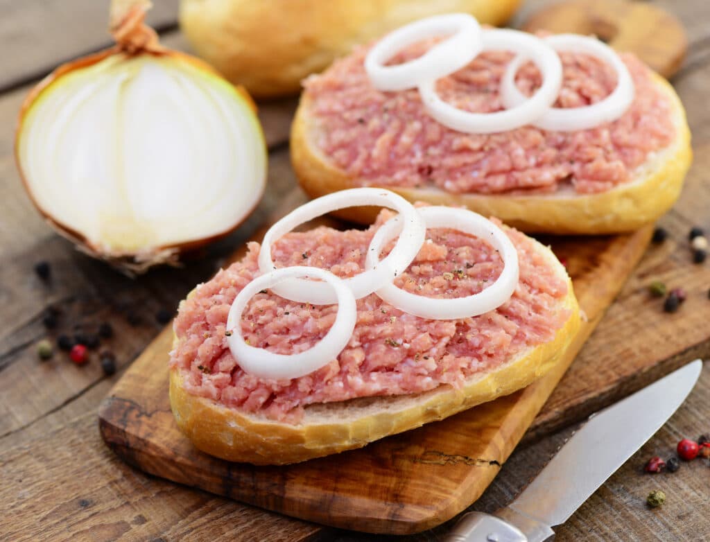 Rohes Fleisch - Mettbrötchen