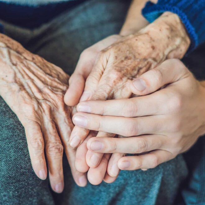 Angehörige werden zum Pflegefall: Die kostenlose Pflegebox unterstützt Pflegepersonen!