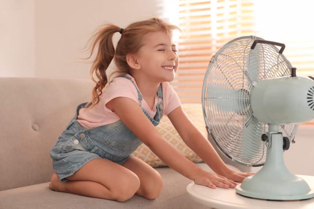 Kind mit Ventilator