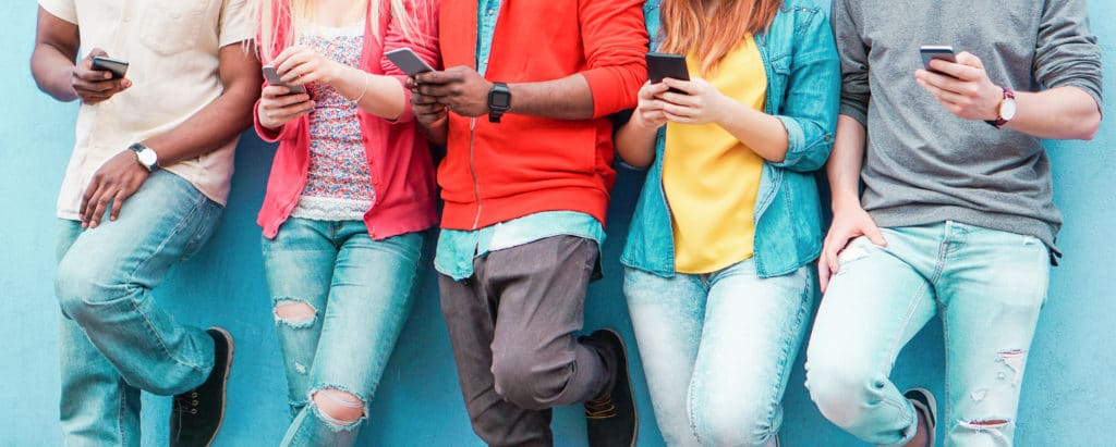 Teenager mit Smartphones