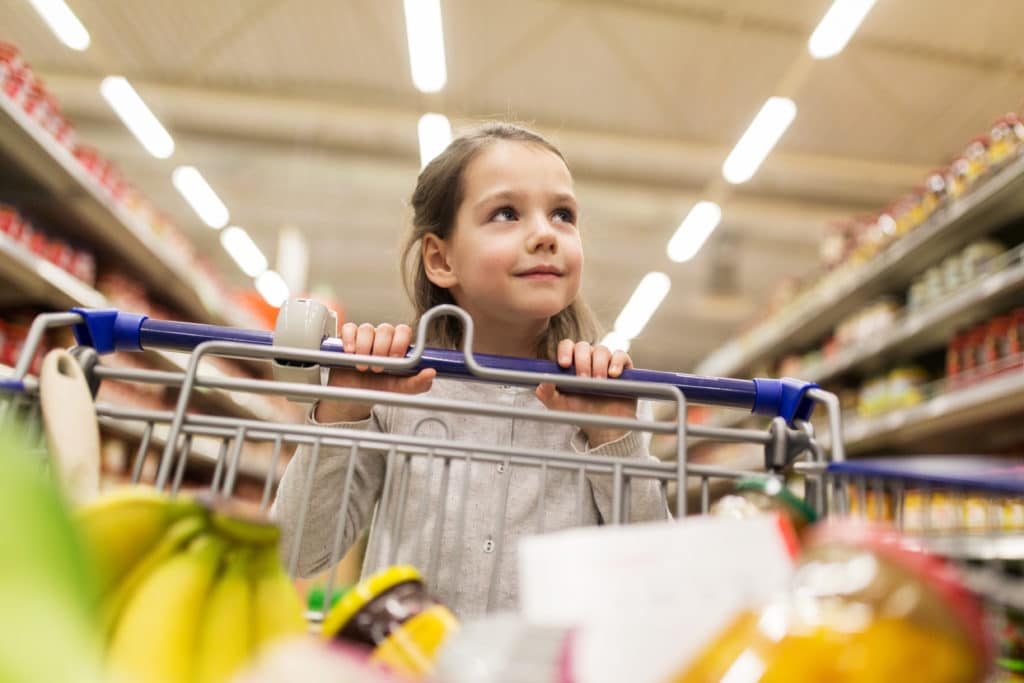 Kind beim Einkaufem im Supermarkt