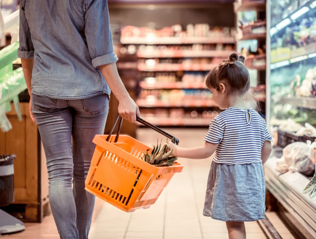 Kind hilft beim Einkaufen