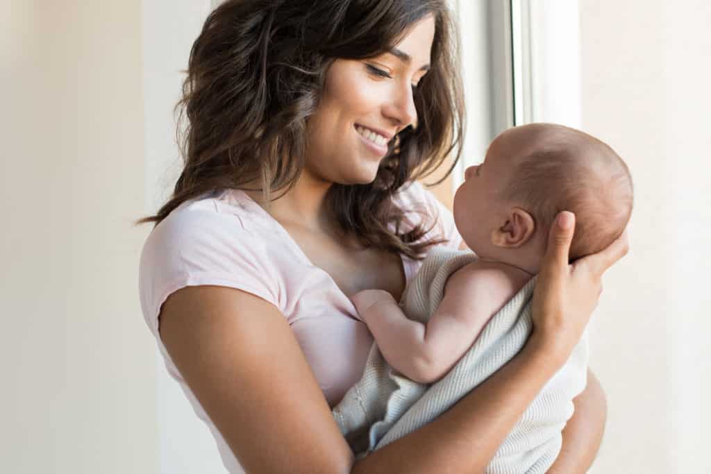 Mutter mit Baby auf dem Arm