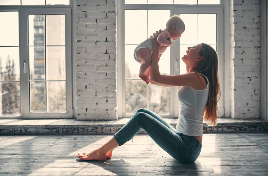 Mutter spielt mit Baby