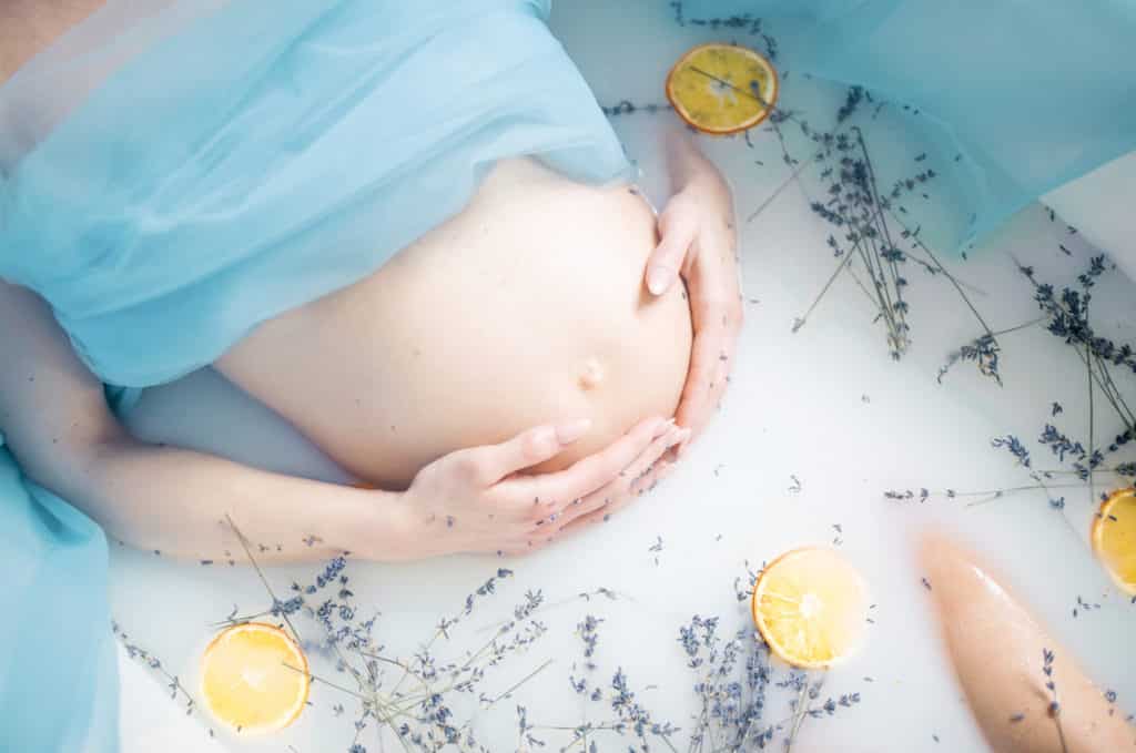Schwangere Frau nimmt Entspannungsbad