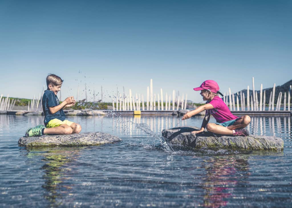 Kinder haben Spaß am Fichtensee im Zillertal