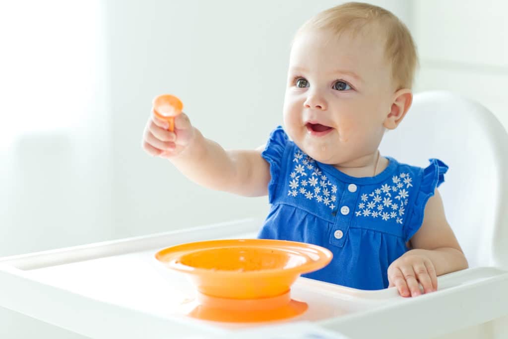 Baby mit Löffel