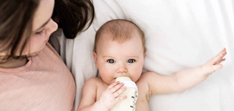 Baby trinkt Flaschenmilch
