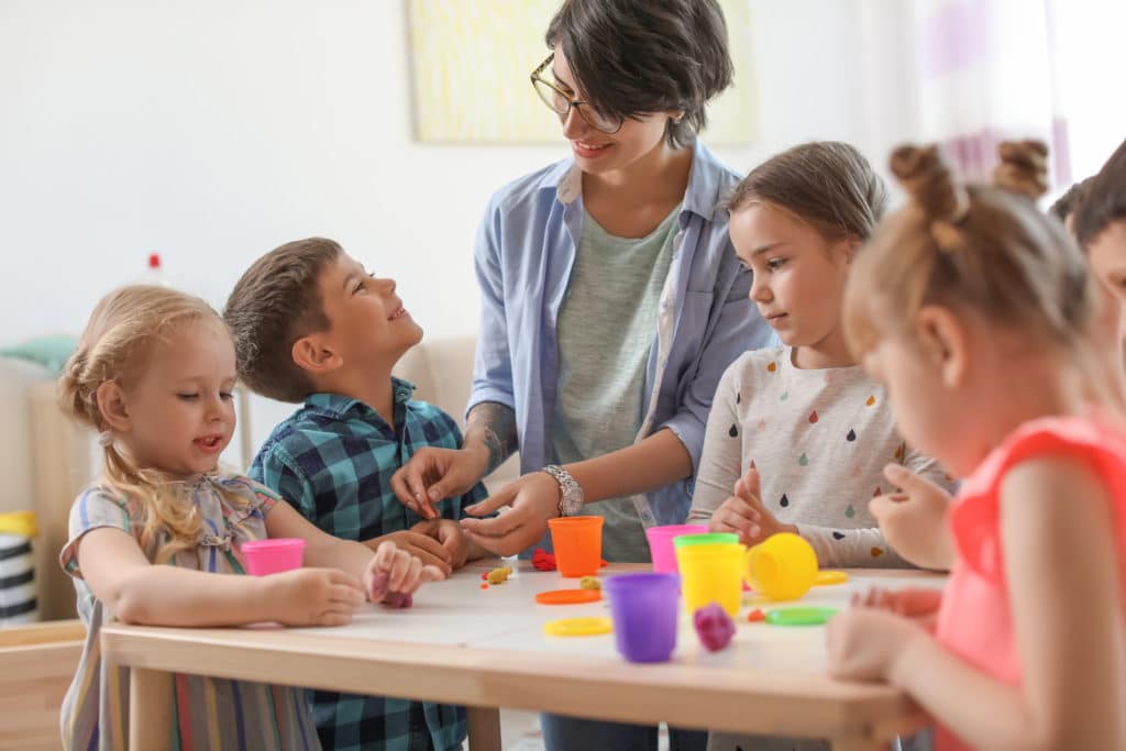 Erzieherin in Kita mit Kindern