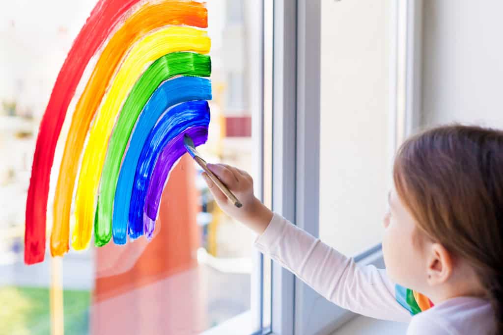 Auf Fenster malen Kinder