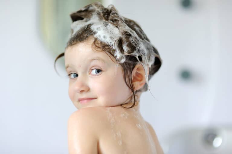 Badespaß für Kinder: Plantschen und Spielen in der Badewanne