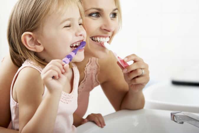 Mutter und Tochter Zähneputzen