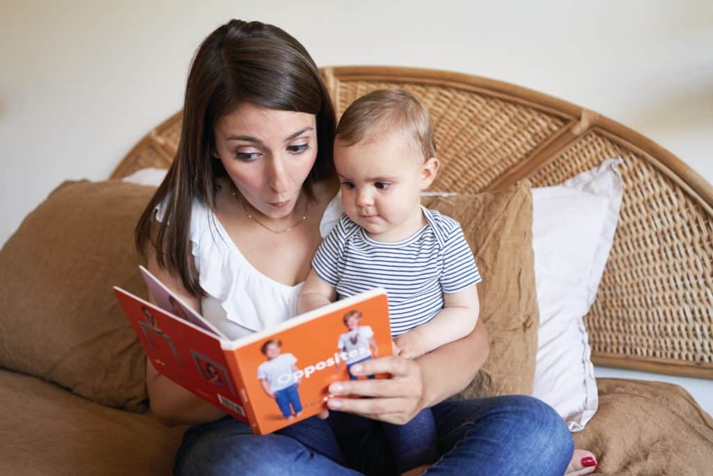 Mutter liest kleiner Tochter etwas vor.