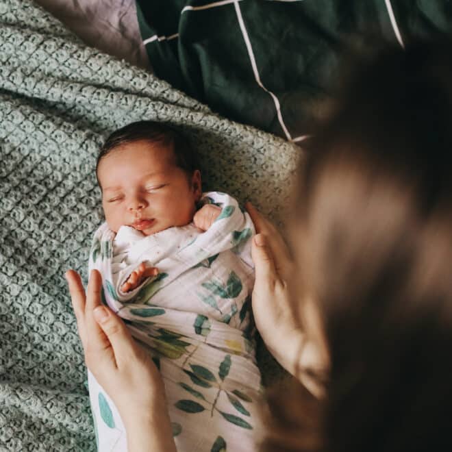 Das Pucken von Babys wird geliebt oder verflucht