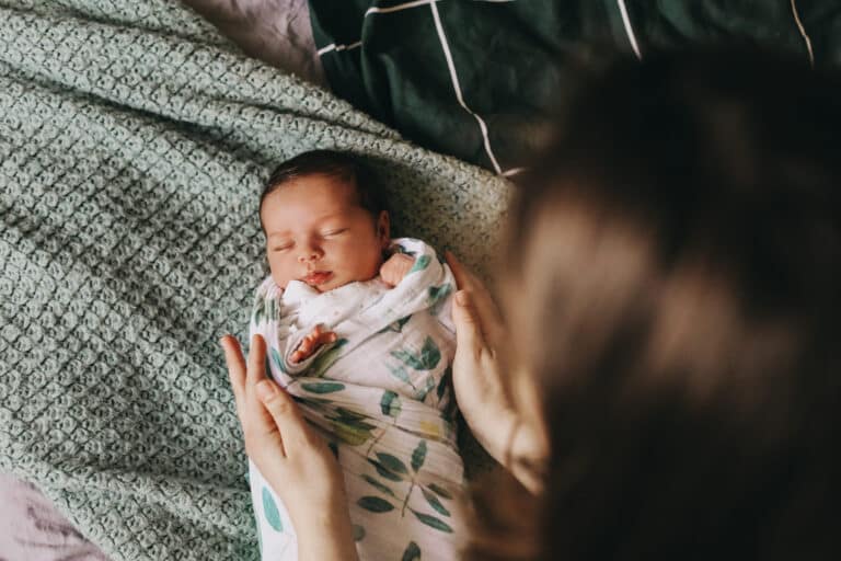 Das Pucken von Babys wird geliebt oder verflucht