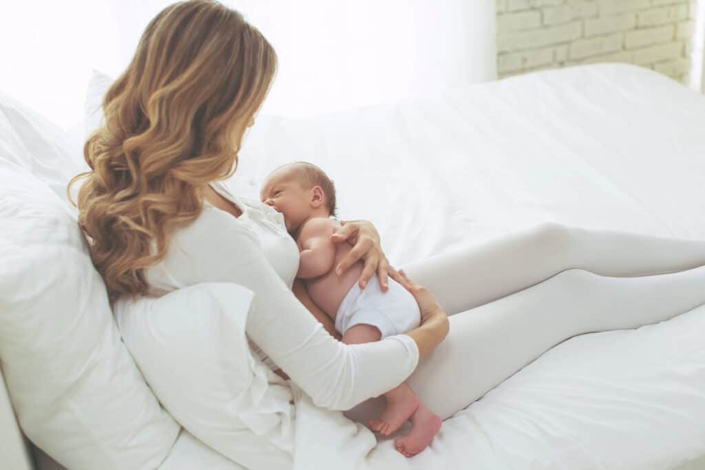 Stillen trinkt das Baby genug Muttermilch