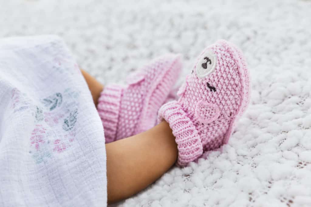 Begleitbild zur Größentabelle von Babysocken und Babyschuhen.