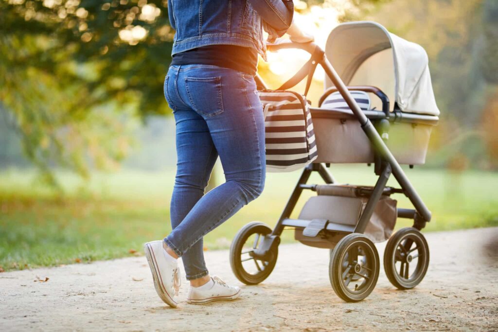 Spaziergang Mutter und Kinderwagen