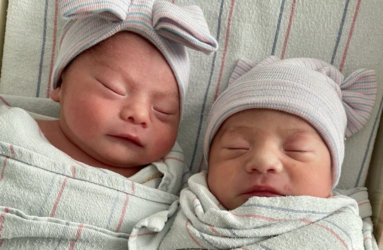 Diese süßen Zwillinge wurden mit unterschiedlichen Geburtsjahren geboren