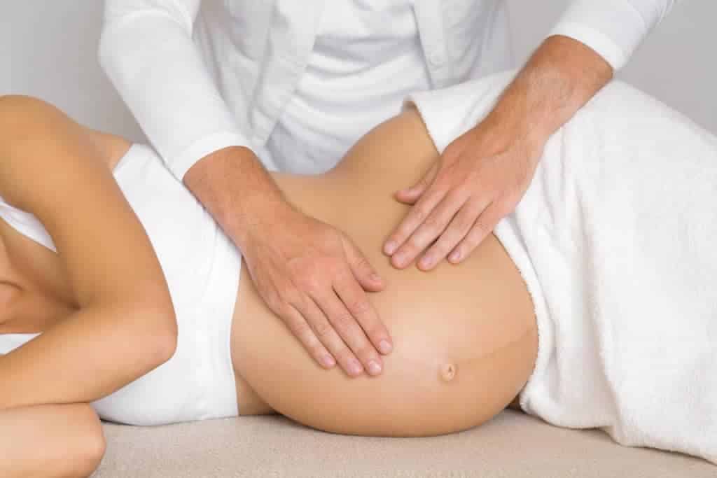 Babybauch Massage gegen Schwangerschaftsstreifen