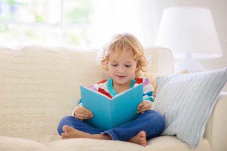 Kleiner Junge schmuggelt selbst geschriebenes Buch in die Auslage der Bibliothek