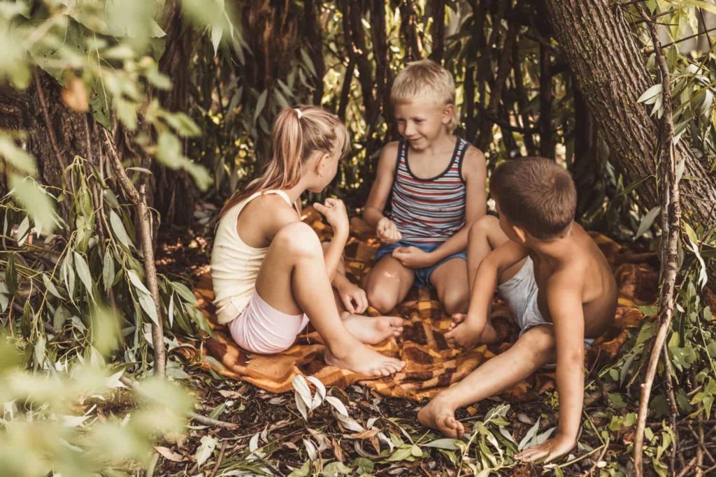 Kinder im Garten in einem Unterschlupf