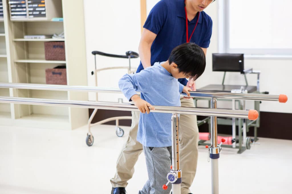 Bewegungstherapie für einen kleinen Jungen
