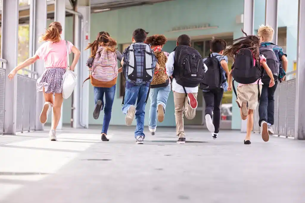 Kinder gehen gerne in die Schule