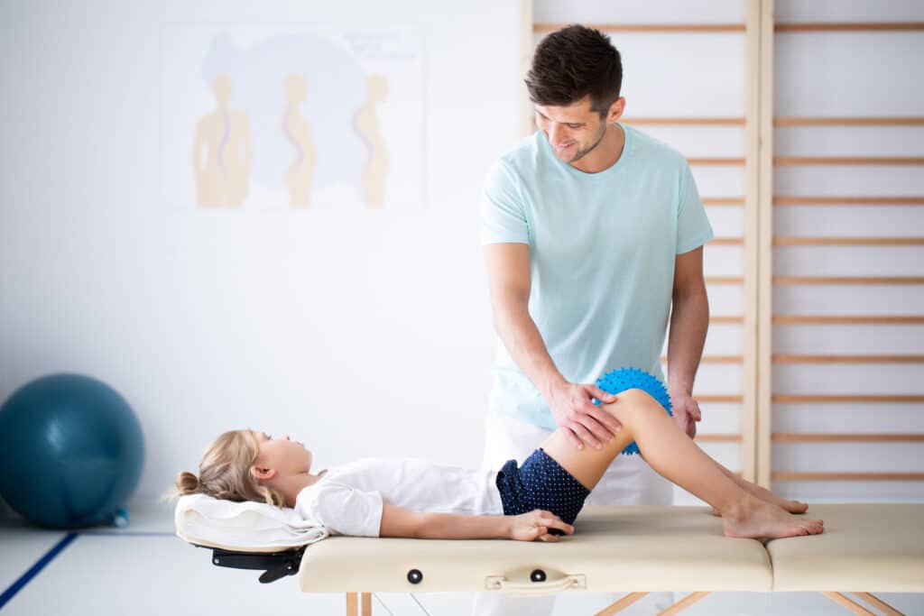 Mädchen bei der Physiotherapie