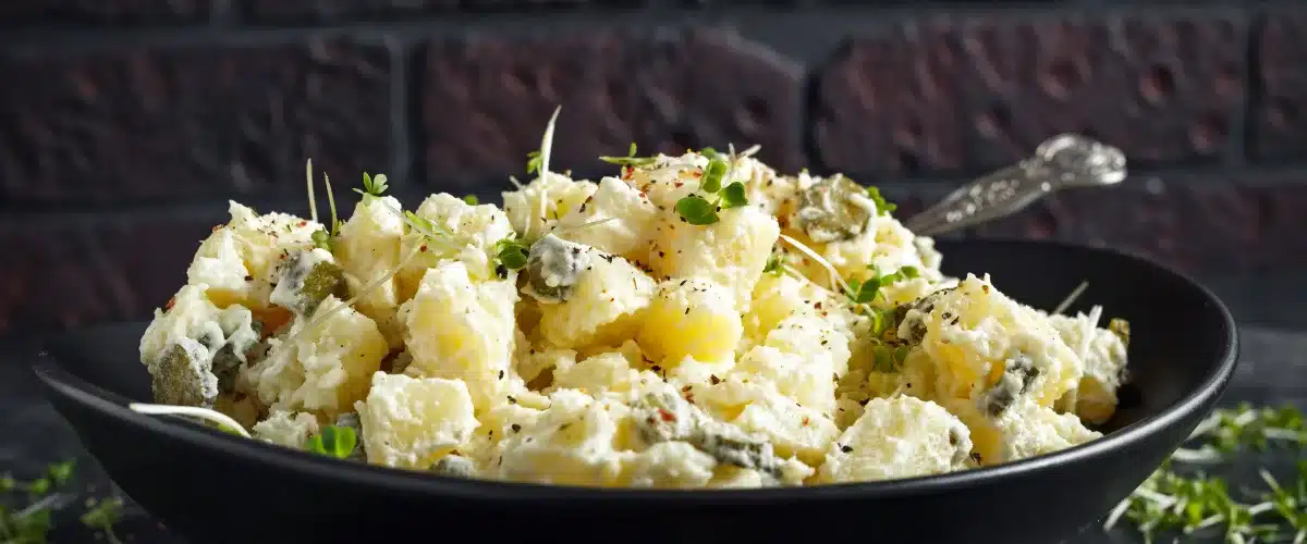 Klassischer Kartoffelsalat mit selbst gemachter Mayonnaise