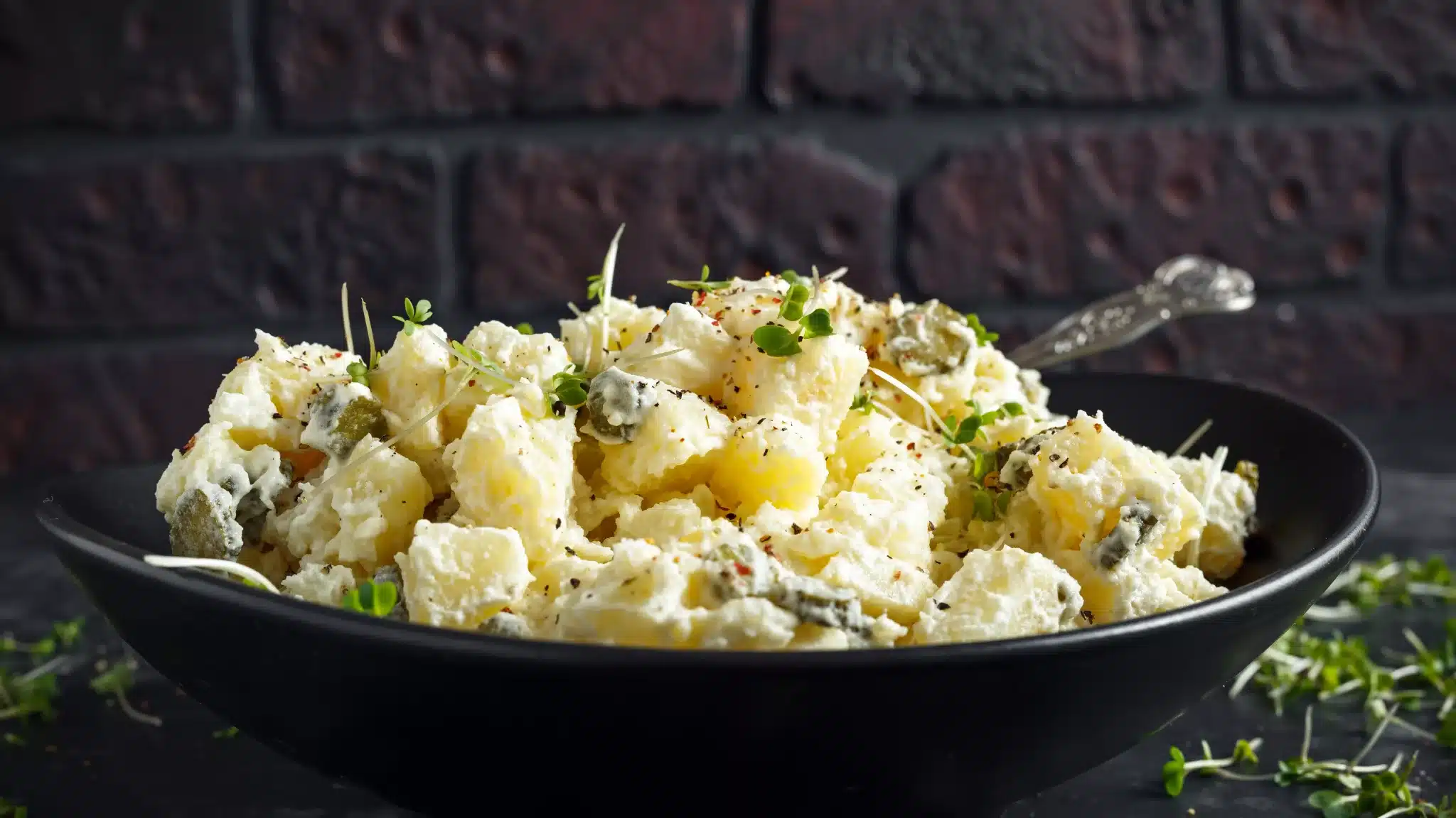 Klassischer Kartoffelsalat mit selbst gemachter Mayonnaise