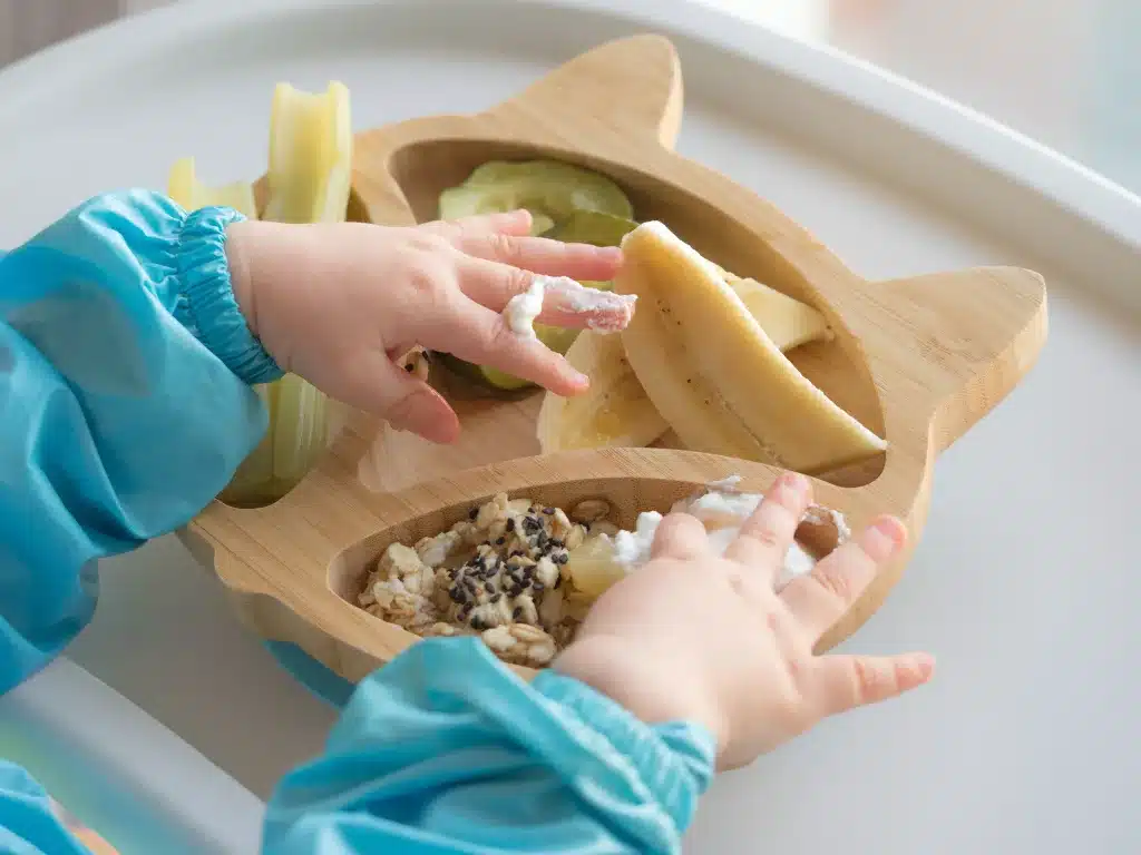 Baby isst leckere Sachen alleine. Baby-Led-Weaning.