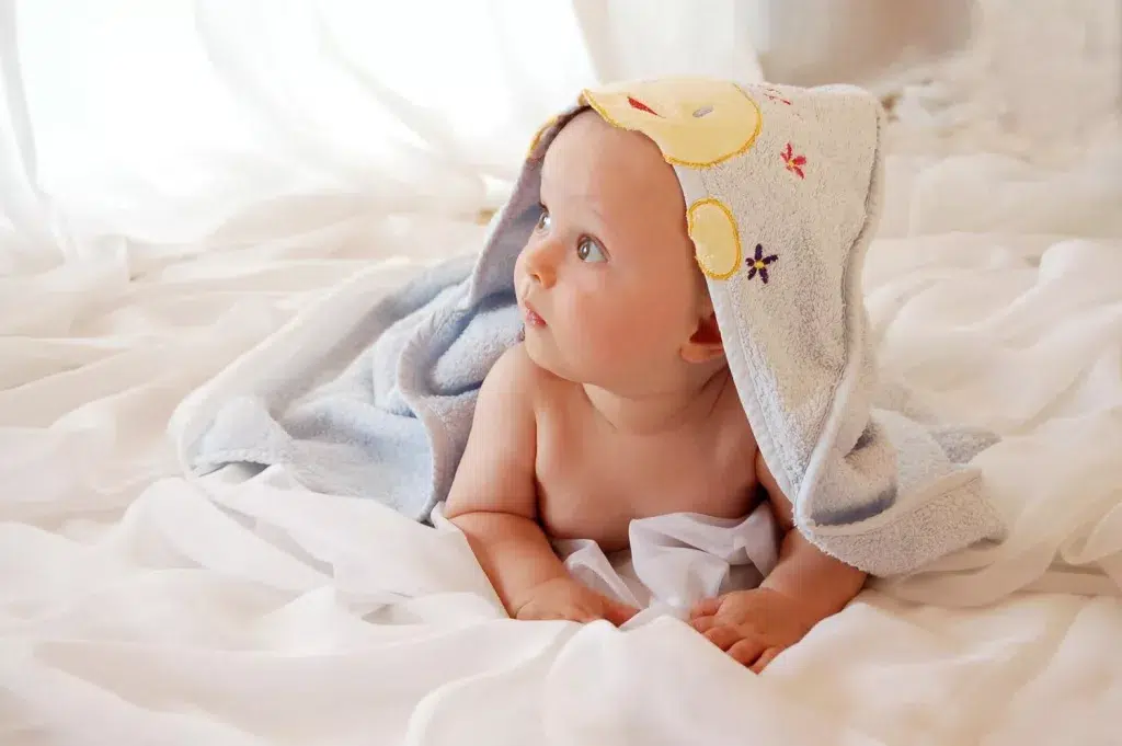 Baby mit Kapuzentuch als Alternative zum Bademantel
